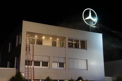 Leonberg: Buero brennt komplett aus am fruehen Montagmorgen 